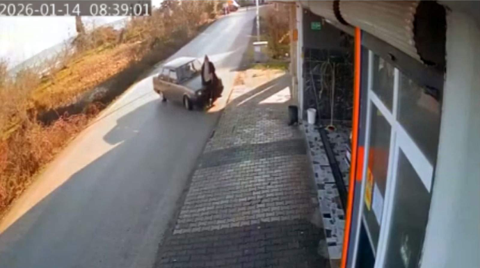 “Tofaş” piyadanı vurub avtoyuma məntəqəsinə atdı - Ağır qəza - VİDEO 