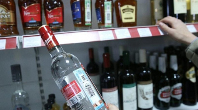 Alkoqollu içkiləri bu qiymətdən aşağı satanların cəriməsi artırılır 