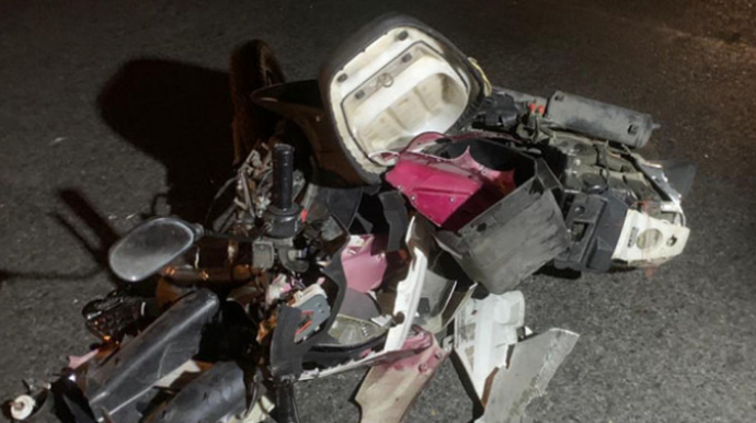 "Mercedes"ə çırpılan motosiklet sürücüsünün HƏR İKİ AYAĞI SINDI - VİDEO 