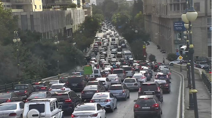 Paytaxtın bu yollarında sıxlıq var - SİYAHI