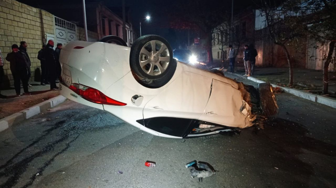 Gəncədə maşın aşdı  - FOTOLAR 