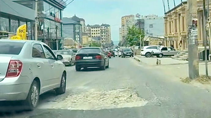 Xırdalandakı nəhəng çuxur sürücülər üçün təhlükə olaraq qalır   - VİDEO