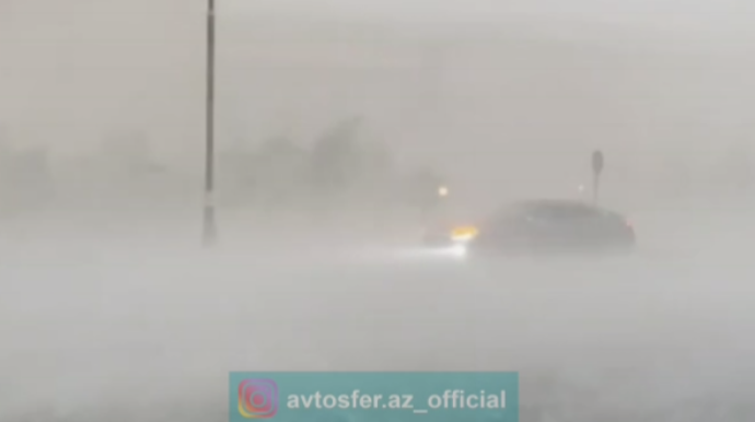 Naxçıvana yağan güclü yağış avtomobilləri yolda qoydu  - VİDEO