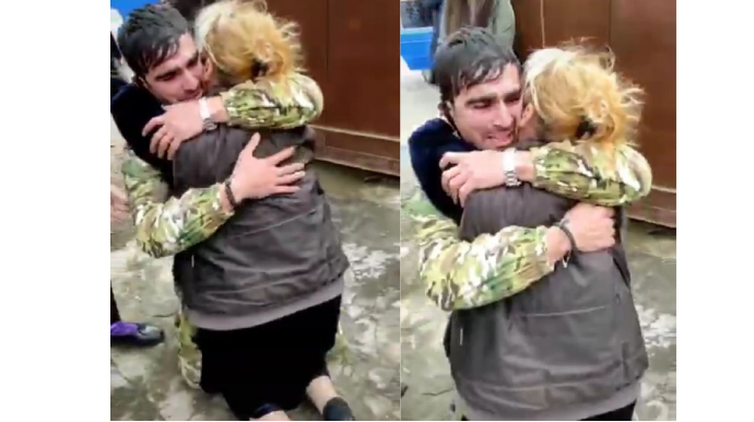 Evə dönən əsgəri anası dizləri üstə qarşıladı - Təsirli - VİDEO