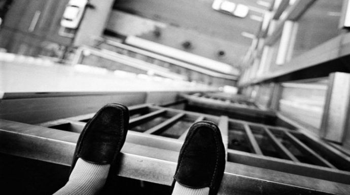 İki uşaq anası özünü binadan atmaq istədi