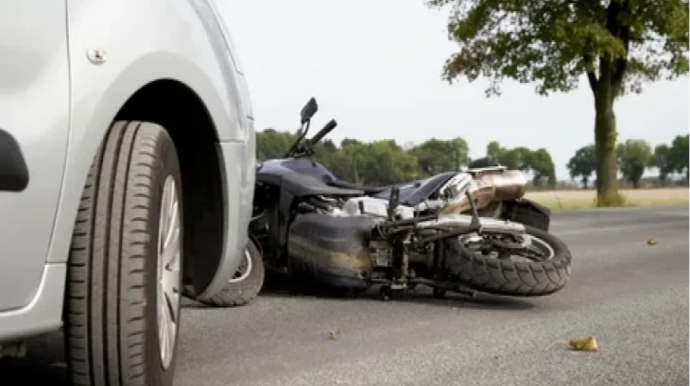 Gəncədə süpürgəçilərin olduğu motosiklet maşınla toqquşdu   - YENİLƏNİB