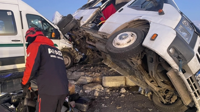 Türkiyədə mikroavtobuslar TOQQUŞDU: Xəsarət alanlar var   - FOTO