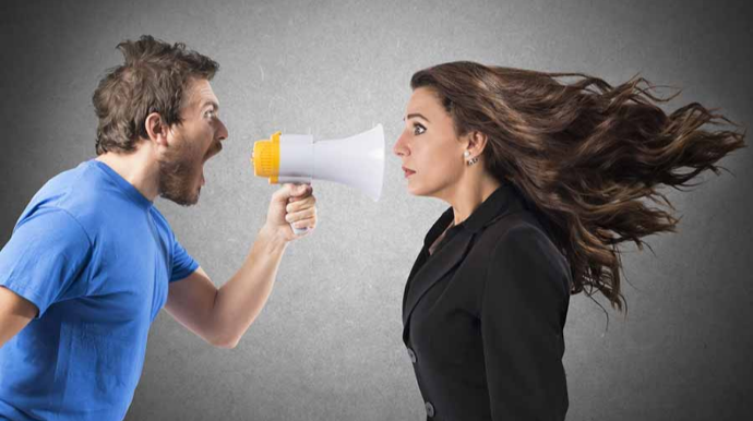 İctimai yerlərdə yüksək səslə danışmaq mədəniyyətsizlikdir, yoxsa özgüvən? – Psixoloq AÇIQLADI