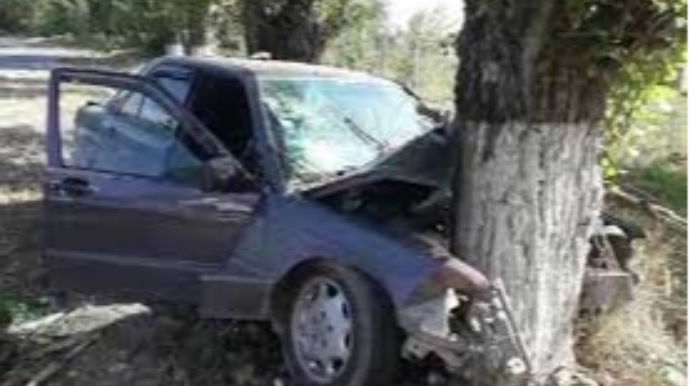 Ağcabədidə avtomobil ağaca çırpılıb, ölən var 
