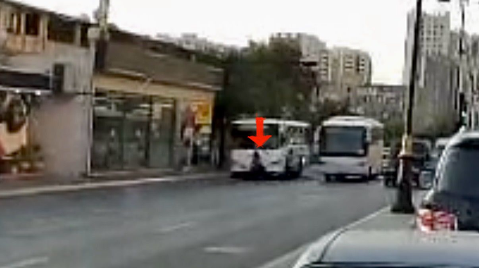 Günəşlidə avtobusun önünə qaçan qadın onun altında qalıb can verdi   - ANBAAN VİDEO