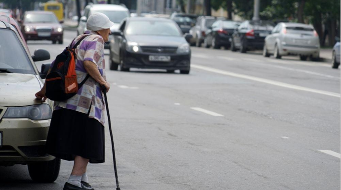 Bakıda avtomobil 76 yaşlı qadını vurdu