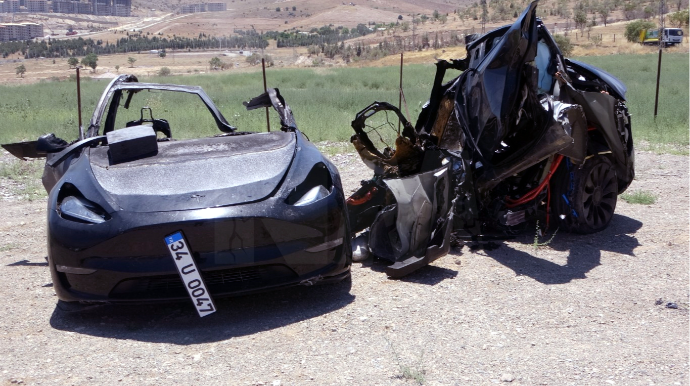 Yeni aldığı “Tesla”nı işıq dirəyinə çırpdı:  2 tibb işçisi maşında yandı – FOTO - VİDEO 