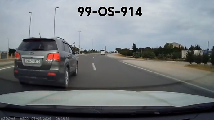 Zolaqla gedə bilməyən sürücü maşını sıxışdırıb qəza şəraiti yaratdı  - VİDEO