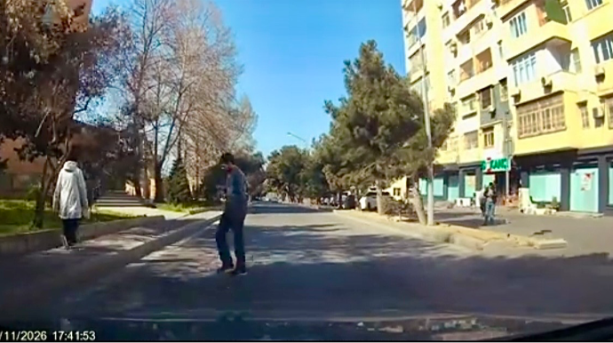 Başı telefona qarışan piyada maşına çırpılmaqdan son anda qurtuldu   - VİDEO