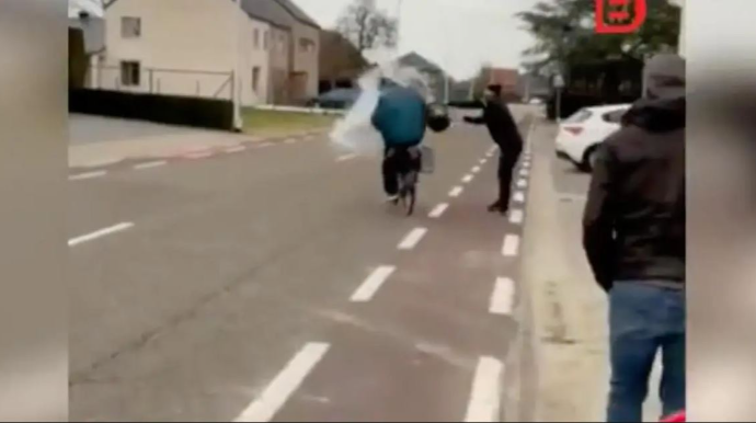 Avtomobillərə tüpürən velosipedçi belə cəzalandırıldı 