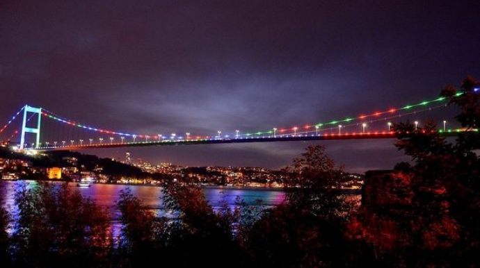 İstanbulda Şəhidlər körpüsü Azərbaycan bayrağının rəngləri ilə işıqlandırılıb   - VİDEO