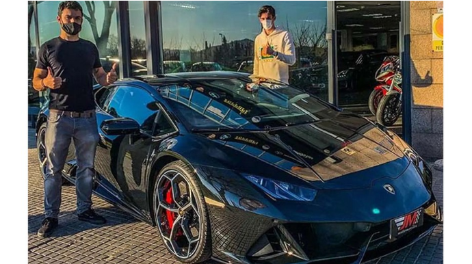 Futbolçu ilk qolunu vurub "Lamborghini"  aldı   - FOTO