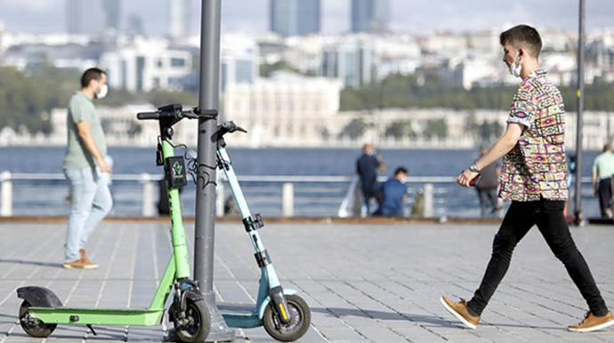 Sürücülərin və piyadaların skuter problemi 