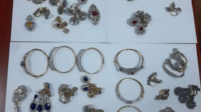 Gömrükçülər qızıl-zinət əşyalarının qanunsuz keçirilməsinin qarşısını alıb 