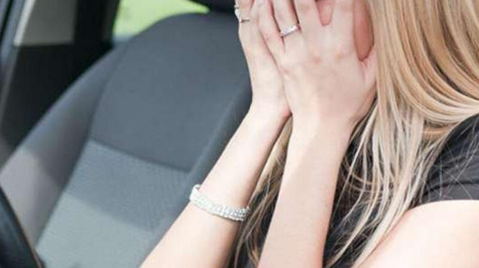 Telefon nömrəsini evli qadının avtomobilinin üzərinə qoydu - Nömrəni götürən ər... - FOTO 