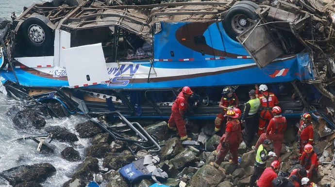 Peruda avtobus uçuruma düşüb, 15 nəfər ölüb 