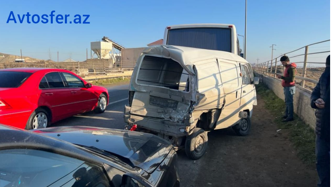 Binəqədidə zəncirvari qəza:  avtobus 3 maşını...  - FOTO