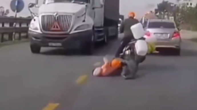 İki motosiklet toqquşdu:  azyaşlı TIR-ın altına düşməkdən son anda xilas oldu - ANBAAN VİDEO 