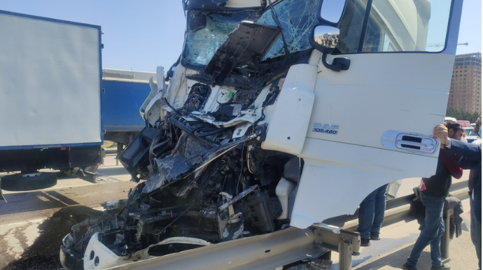 "Riyad"  ticarət mərkəzinin yaxınlığında yük maşınları toqquşub  - FOTO