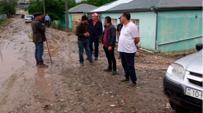 Sel Goranboyda məcburi köçkünlər yaşayan qəsəbəyə də ziyan vurub  - FOTO