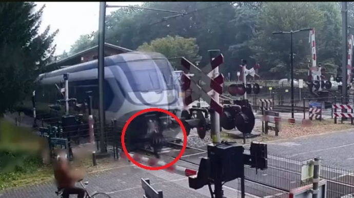 Qadın qatarın altında düşməkdən son anda XİLAS OLDU - VİDEO