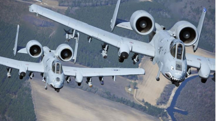 ABŞ ukraynalı pilotlara A-10 hücum təyyarəsində təlim keçir 