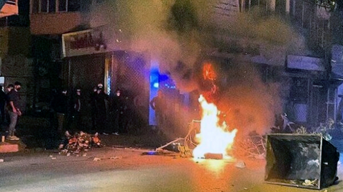 Polis idarəsinə basqın edilib, üç nəfər ölüb 