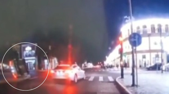 Sumqayıtda idarəetmədən çıxan avtomobil aşdı - VİDEO