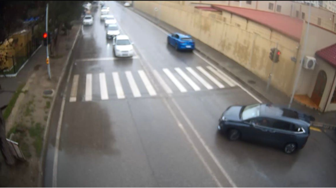 Сомнительная "смекалка": в Баку водитель полностью остановил движение - ВИДЕО