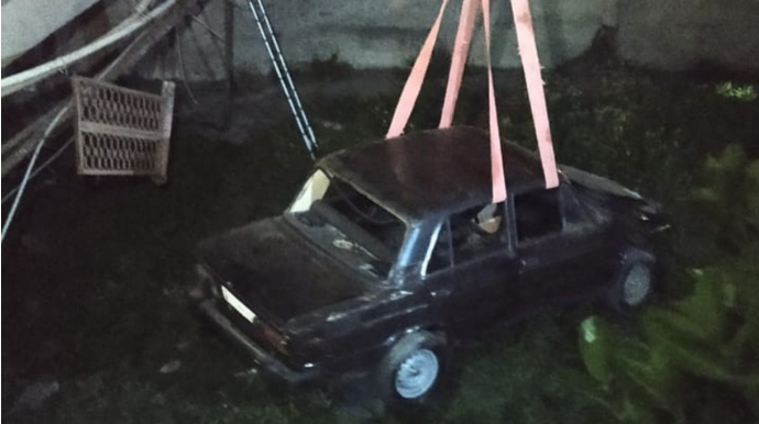 Şəkidə avtomobil çaya düşüb, sürücü xəsarət aldı 