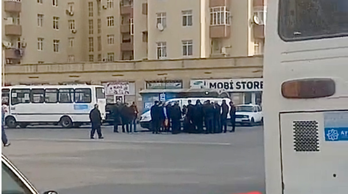 Lökbatanda yük maşını yolu keçən piyadanı vurdu - VİDEO