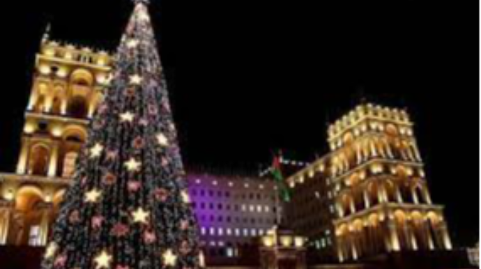 Parklarda qurulan nəhəng Yeni il ağacları nə qədər təhlükəsizdir? - AÇIQLAMA 