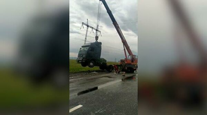 Güclü külək 11 yük avtomobilini aşırdı,  xəsarət alan var - VİDEO 