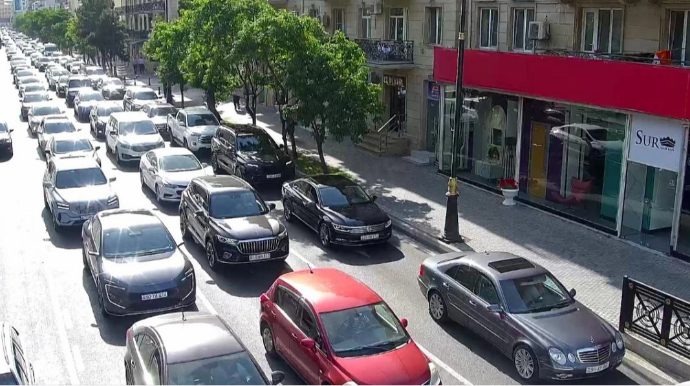 На каких улицах Баку 2 июня наблюдаются транспортные заторы? - ФОТО