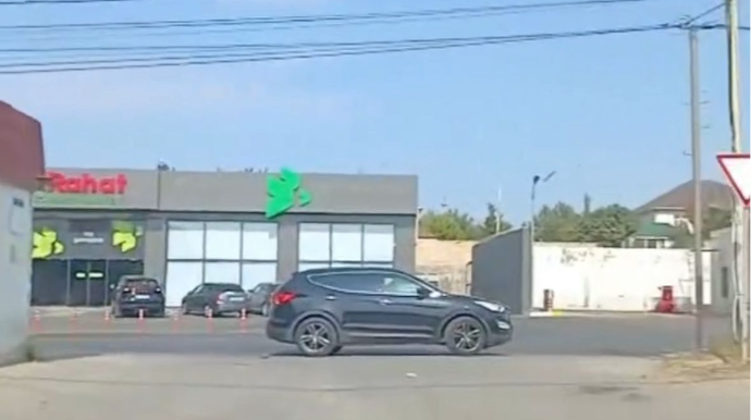 Maşını yolun ortasında saxlayan sürücü giriş-çıxışı məhdudlaşdırdı - VİDEO