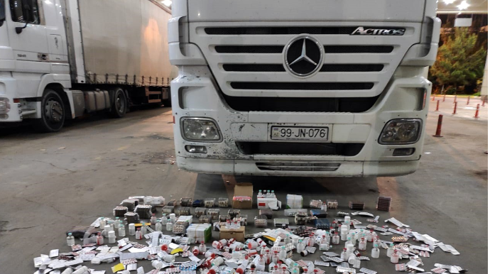 "Mercedes"dən dərman preparatları və patronlar aşkarlanıb - FOTO 