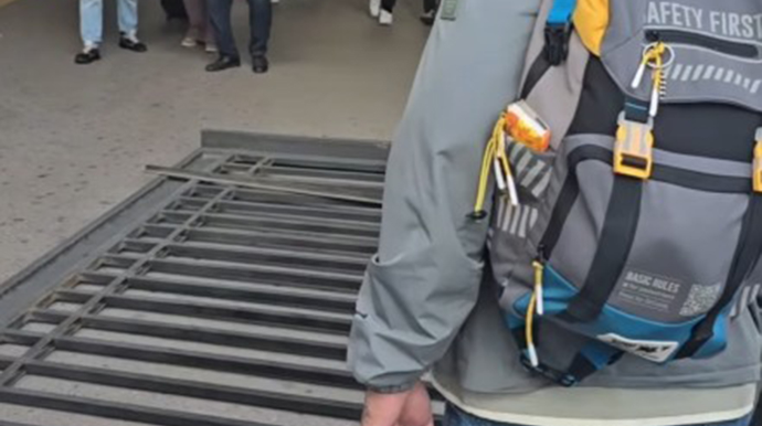 Güclü külək məktəbin darvazasını aşırdı - VİDEO