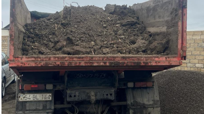 Qanunsuz torpaq daşıyan "KamAZ" sürücüsü saxlanıldı  - FOTO