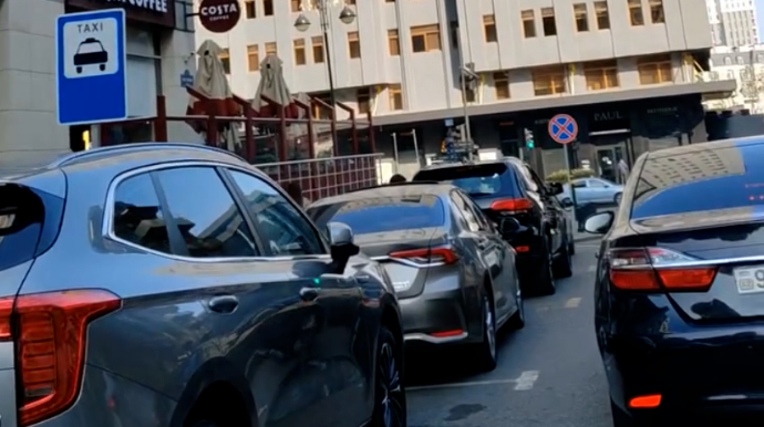 Paytaxtın mərkəzi küçəsində taksi duracağını zəbt edən sürücülər - VİDEO 