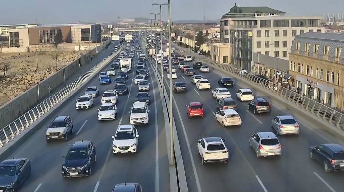 Paytaxtda bu yollarında tıxac var - SİYAHI 