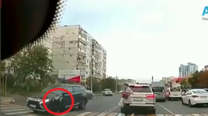 Anasının əlindən qaçan uşaq ölümdən son anda döndü  - VİDEO