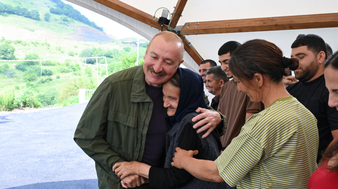 Prezident Kiçik Qaladərəsində sakinlərlə görüşdü - FOTO