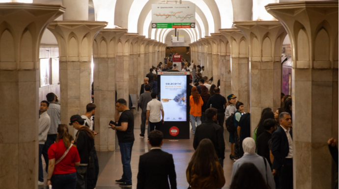 Bakı metrosunda veyplərin təhlükələri barədə sosial reklamlar yayımlanır - FOTO