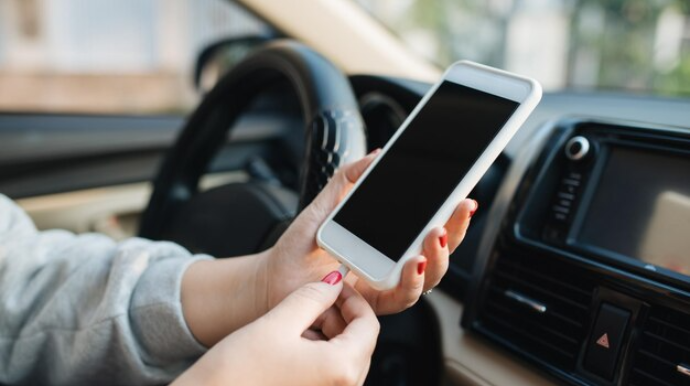 Avtomobildə smartfonu şarj etmək təhlükəlidir 