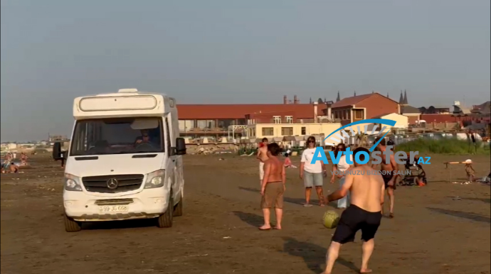 “Milla”nın avtomobili çimərlikdə istirahət edənlərə təhlükə yaradır – ANBAAN VİDEO